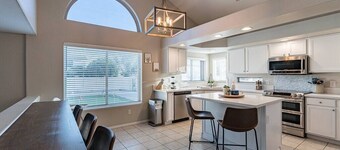 Sleeps 11 w/ heated pool and putting green!