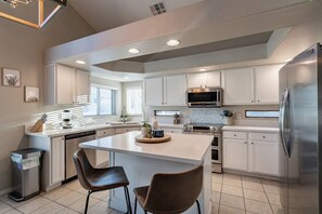 Fridge, microwave, oven, stovetop - Sleeps 11 with pool and putting green! (Glendale)