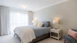 3 bedrooms, desk, iron/ironing board, free WiFi - Wind Chimes - Delightful bright home with breathtaking beaches around the corner (Mollymook Beach)