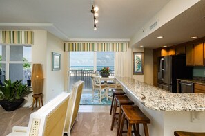 Condo (Opus Unit 103) | Fachada