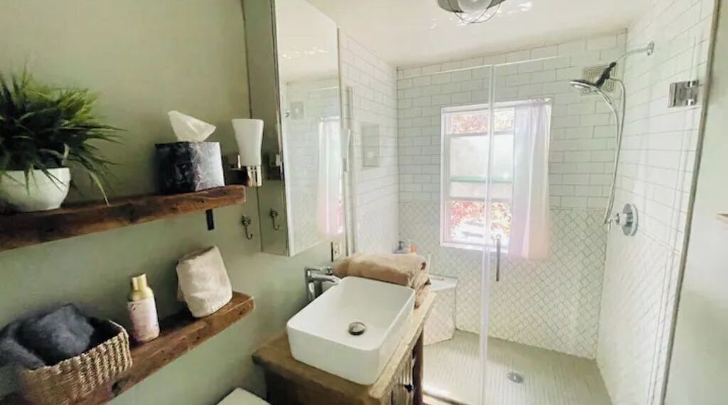 Douche, sèche-cheveux, serviettes fournies, savon