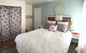 1 chambre, bureau, fer et planche à repasser, lit parapluie