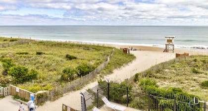 Ocean Views, Balcony, Pool, STEPS to Beach, Restaurants, Shops