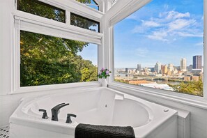 When your bathtub looks incredibly Instagram-worthy - Breathtaking View of Pittsburgh! 3bd, king suite! (Pittsburgh)