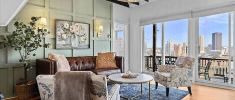 Smart TV, caminetto, videogiochi