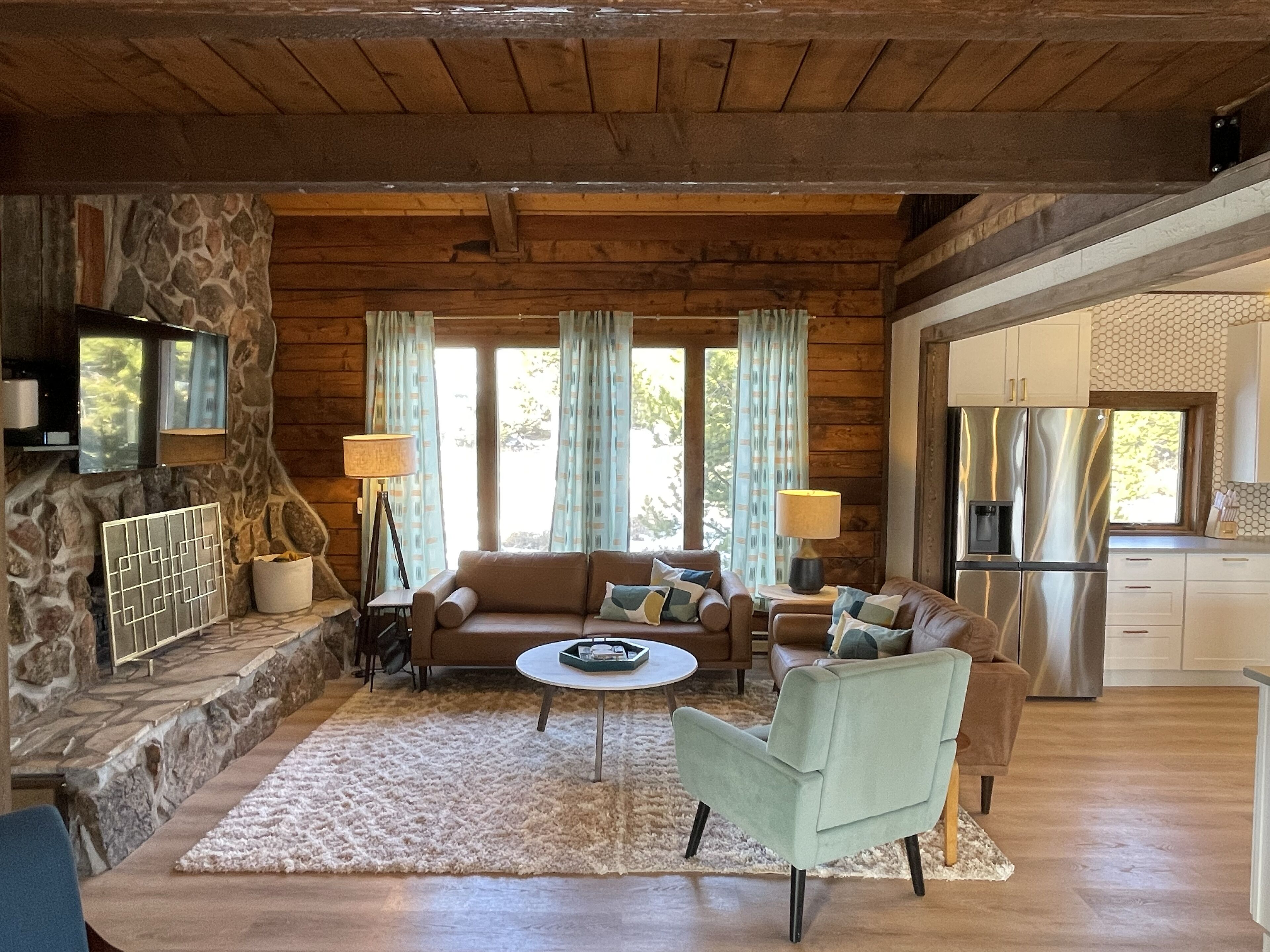 TV connectée, baby-foot, table de tennis de table, livres