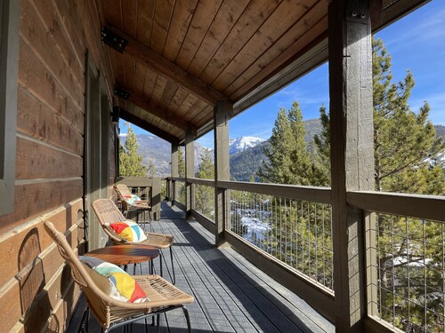 Midcentury Mountain Cabin, complete with hot tub, game room and amazing VIEWS!!