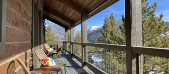 Midcentury Mountain Cabin, complete with hot tub, game room and amazing VIEWS!!