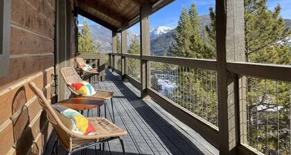 Midcentury Mountain Cabin, complete with hot tub, game room and amazing VIEWS!!