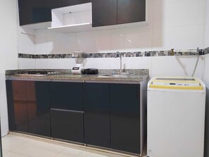 Kühlschrank, Mikrowelle, Herdplatte, Wasserkocher mit Kaffee-/Teezubehör