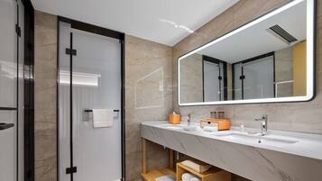 Suite, 1 habitación | Baño | Cabezal de ducha tipo lluvia y artículos de higiene personal gratuitos