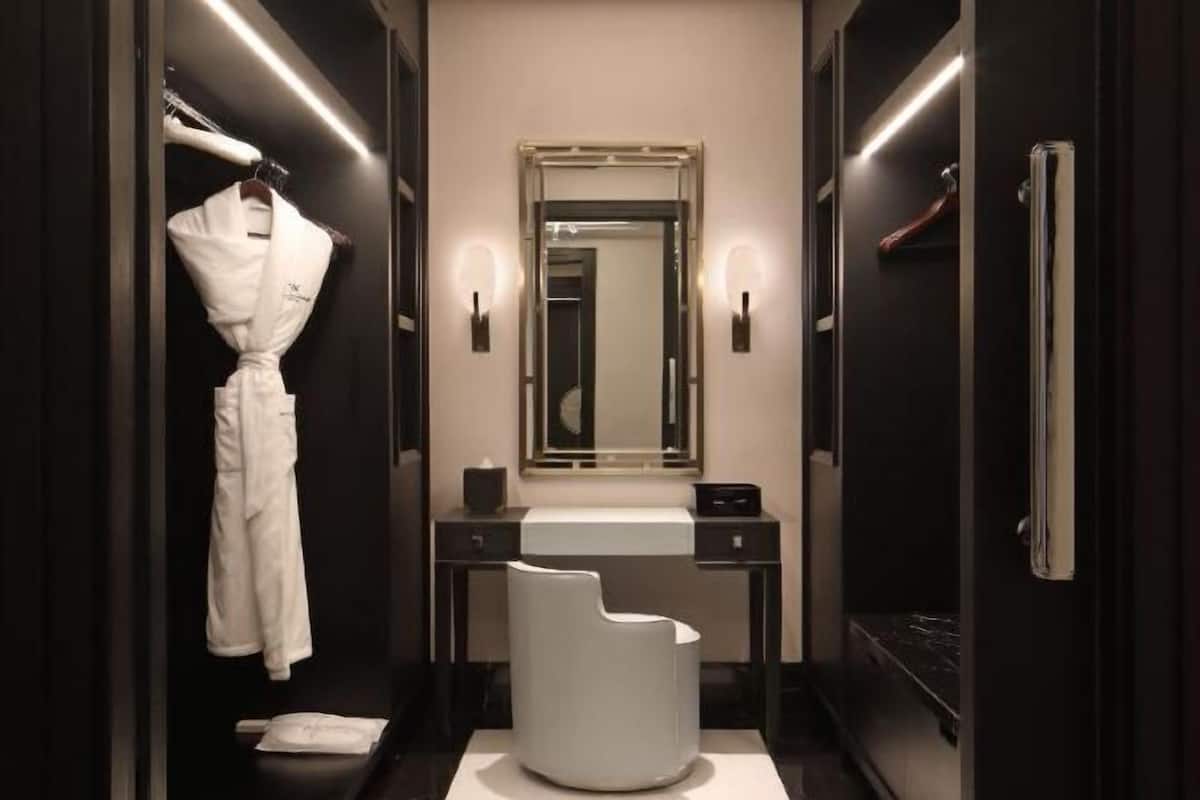 Separate bathtub and shower, rainfall showerhead, free toiletries