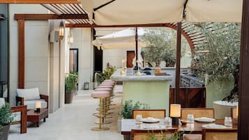9 restaurants; breakfast, lunch, dinner and brunch served