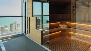 Un spa moderno con separador de vidrio, paneles de madera y vista a la ciudad.