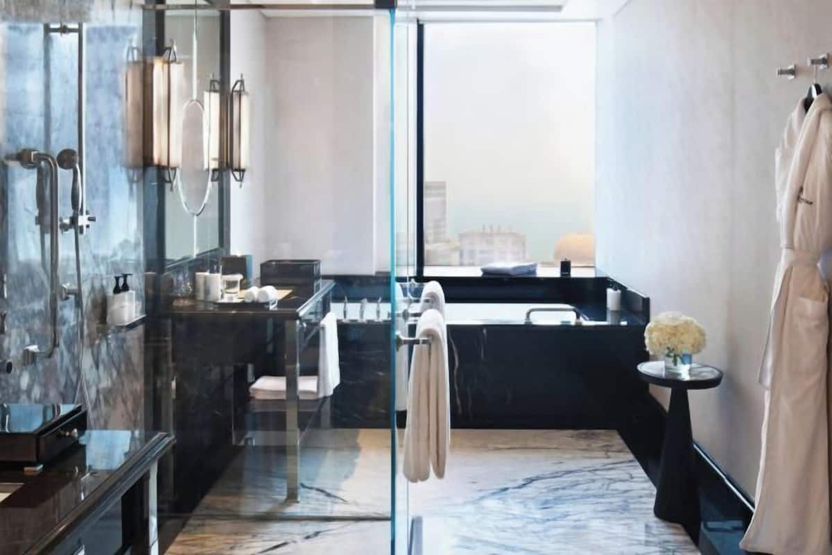 Separate bathtub and shower, rainfall showerhead, free toiletries