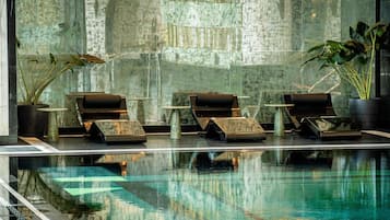 3 kolam renang indoor, dengan pengawal renang di properti