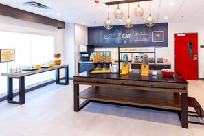 Free daily buffet breakfast  - Hampton Inn Selma, Ca (Selma)