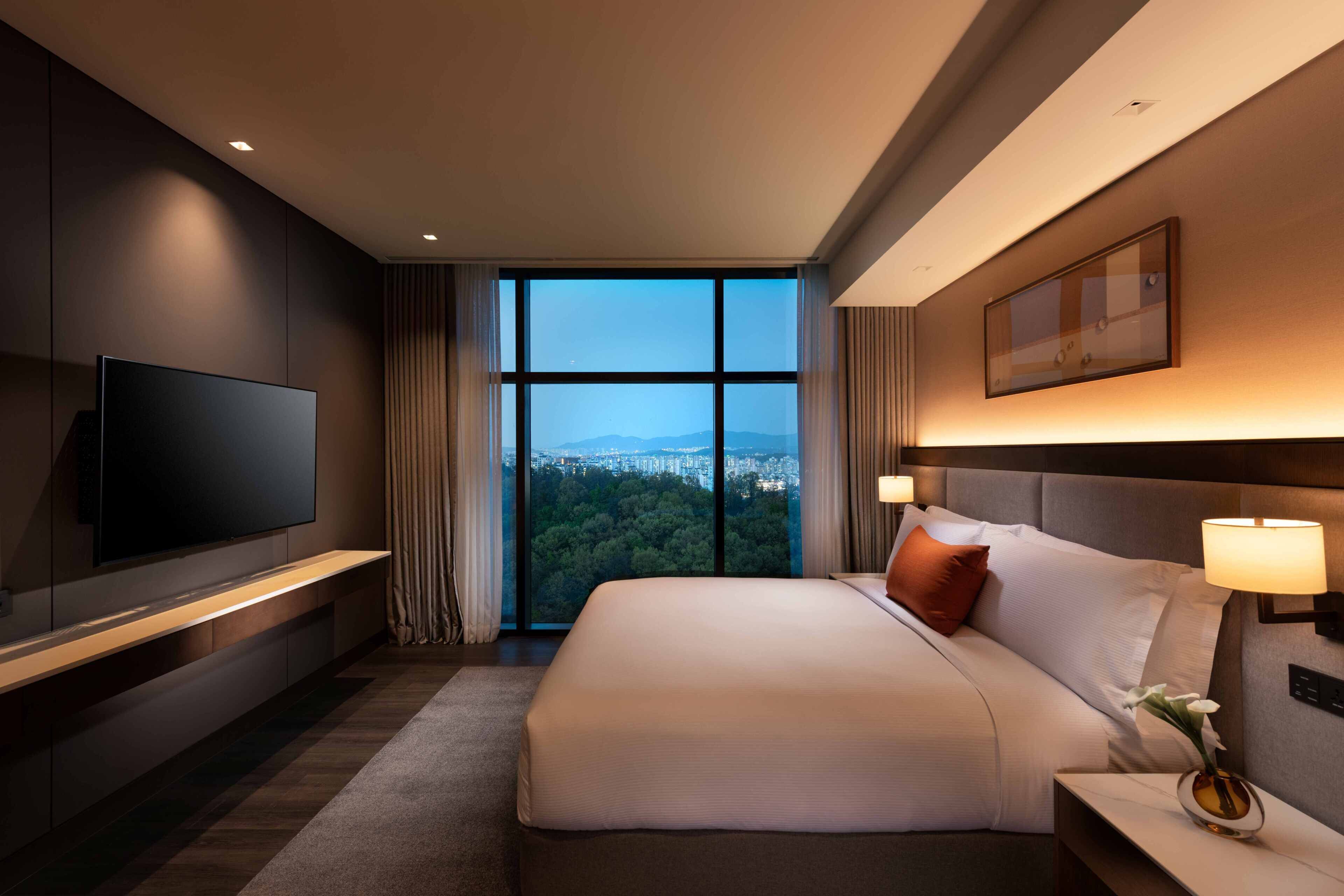 Deluxe, One Bedroom Suite, Forest View | Frigobar, cofres nos quartos, ferros/tábuas de passar roupa