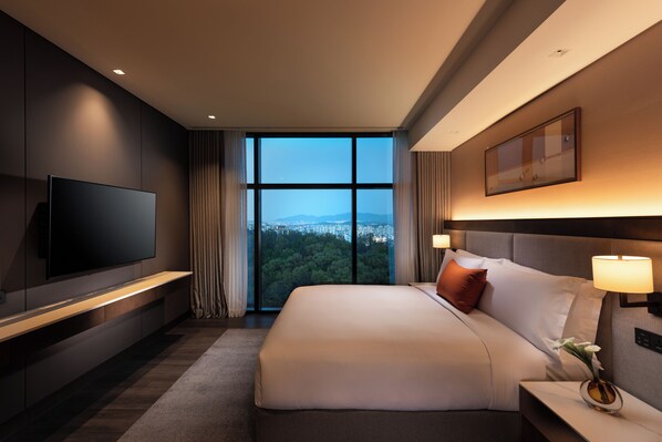 Minibar, värdeförvaringsskåp på rummet och unika möbler