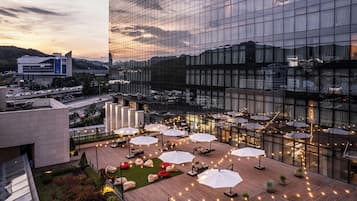 Serveert ontbijt, lunch en diner