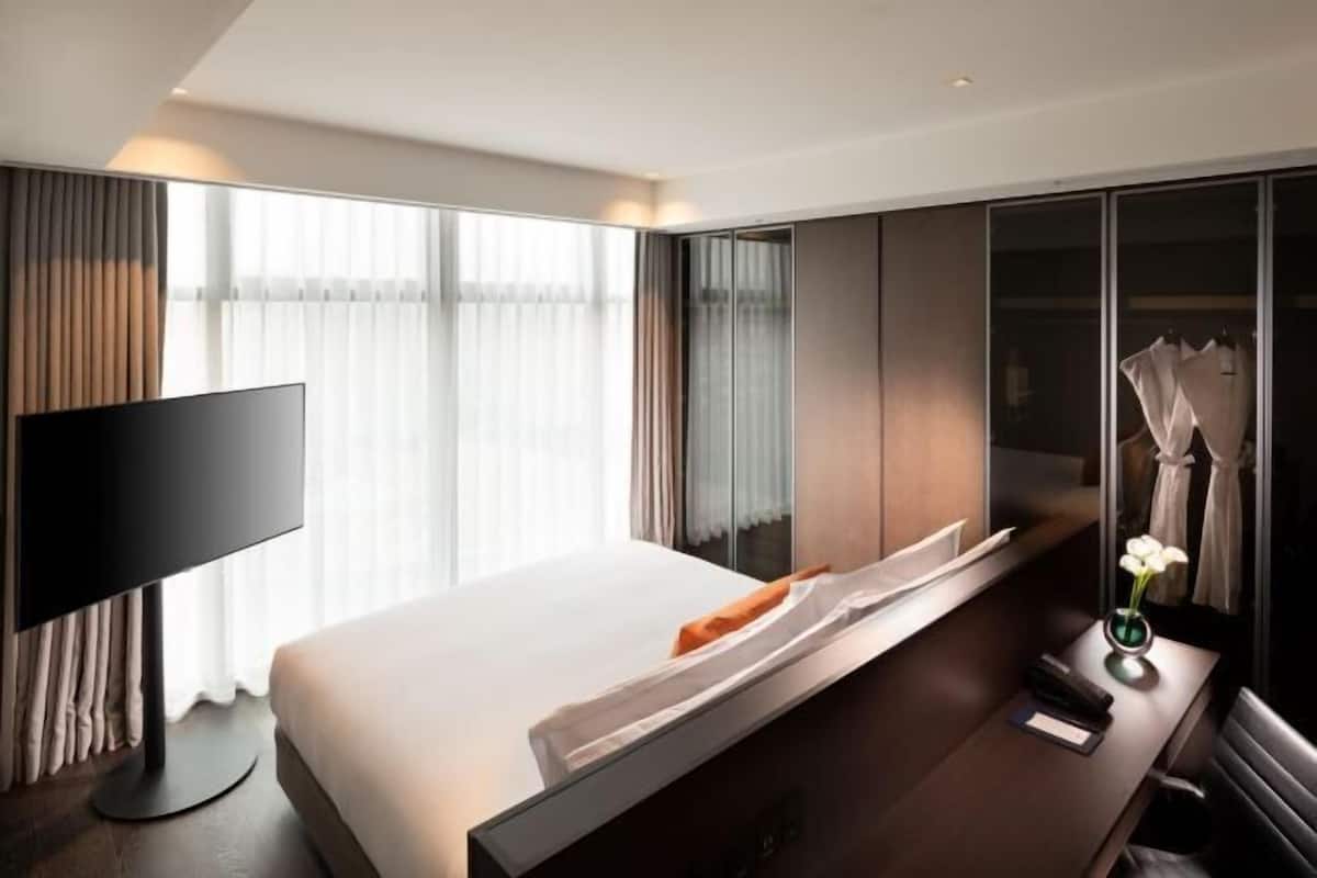 Een minibar, een kluis op de kamer, individueel gemeubileerd
