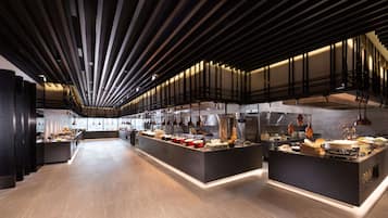 Daily buffet breakfast (KRW 65000 per person)