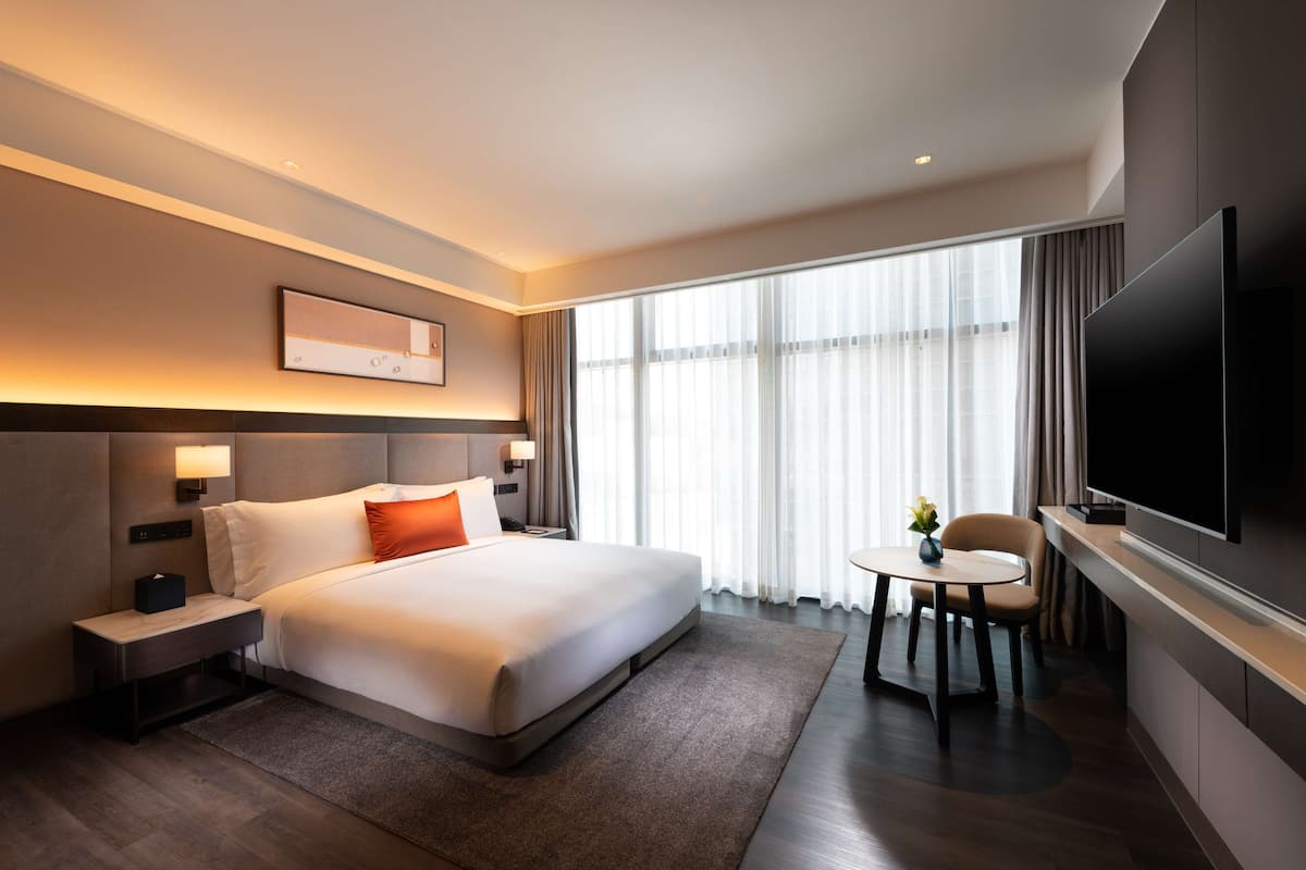 Studio, 1 King Bed (Accessible room) | Een minibar, een kluis op de kamer, individueel gemeubileerd