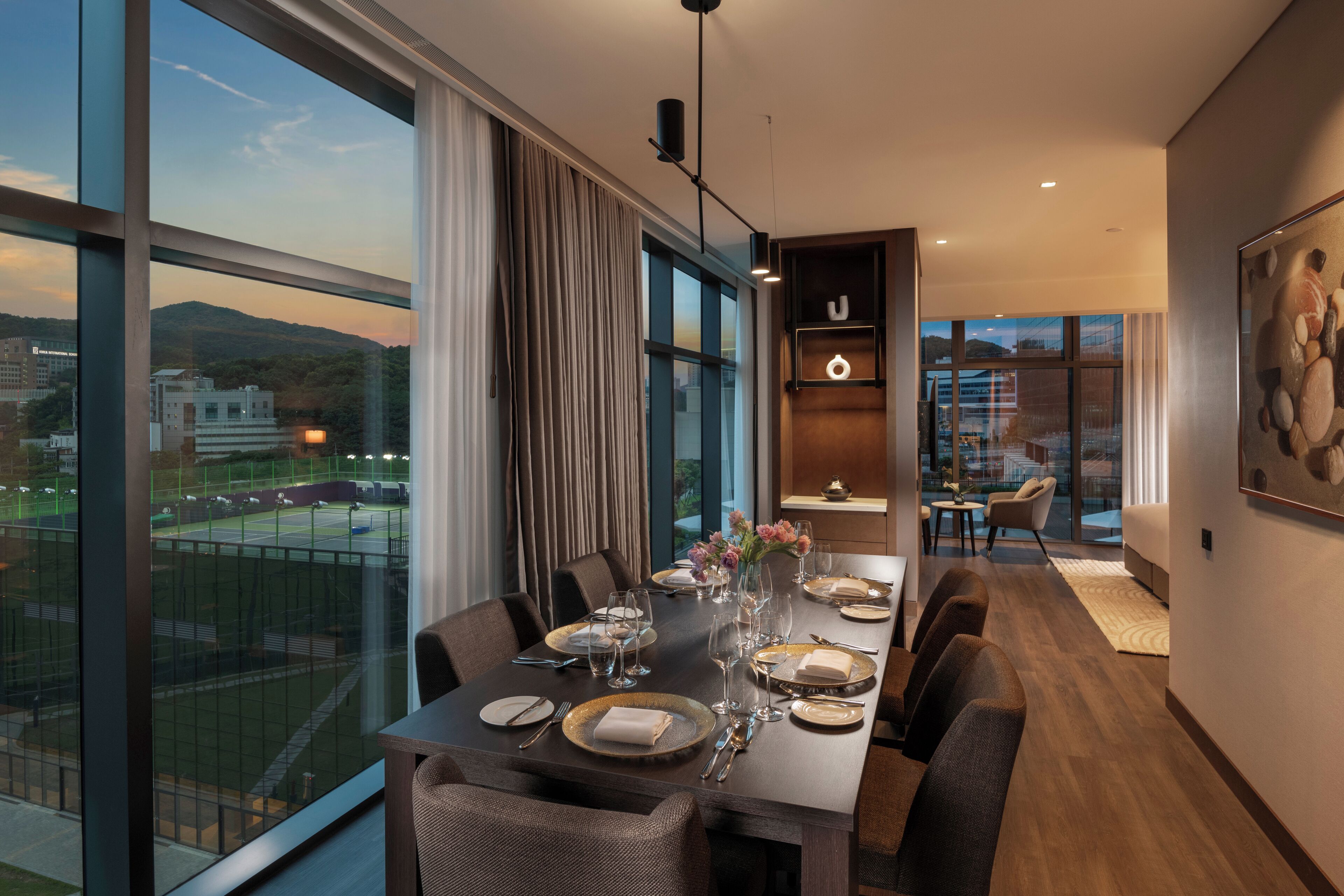 Microondas, cafetera/tetera, utensilios de cocina, mesa de comedor