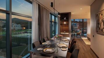 Microondas, cafetera/tetera, utensilios de cocina, mesa de comedor