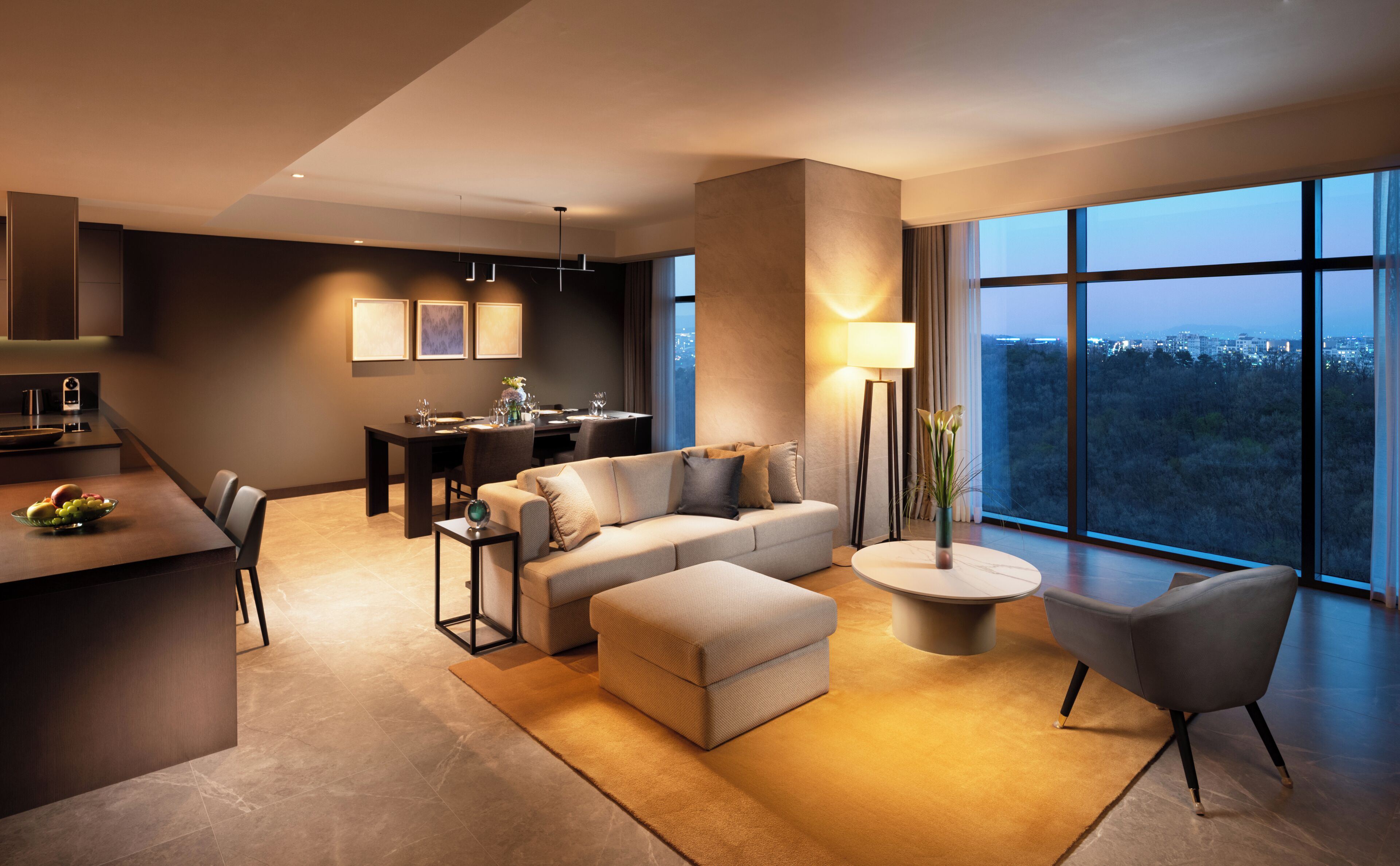 尊榮套房, 多張床 (2 King Beds) | 起居區 | 55-吋平面電視、有線頻道、電視、付費電影