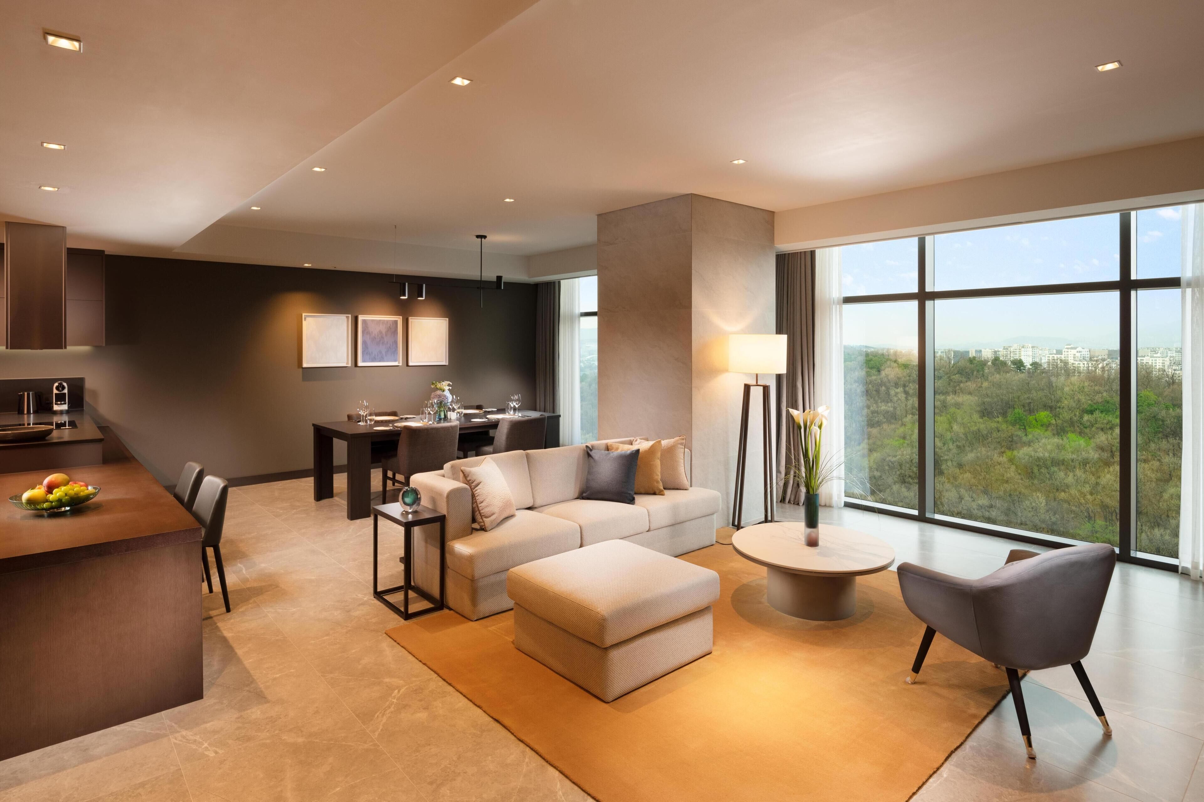 Deluxe-Suite, Mehrere Betten (2 Bedrooms) | Wohnbereich | 55-Zoll-Flachbildfernseher mit Kabelempfang, Fernseher, Pay-TV