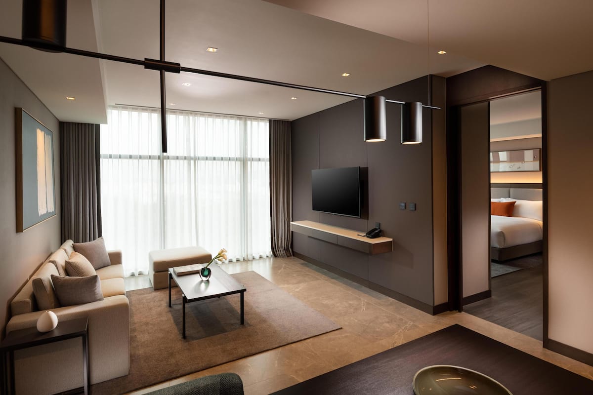 Deluxe, One Bedroom Suite | Living area