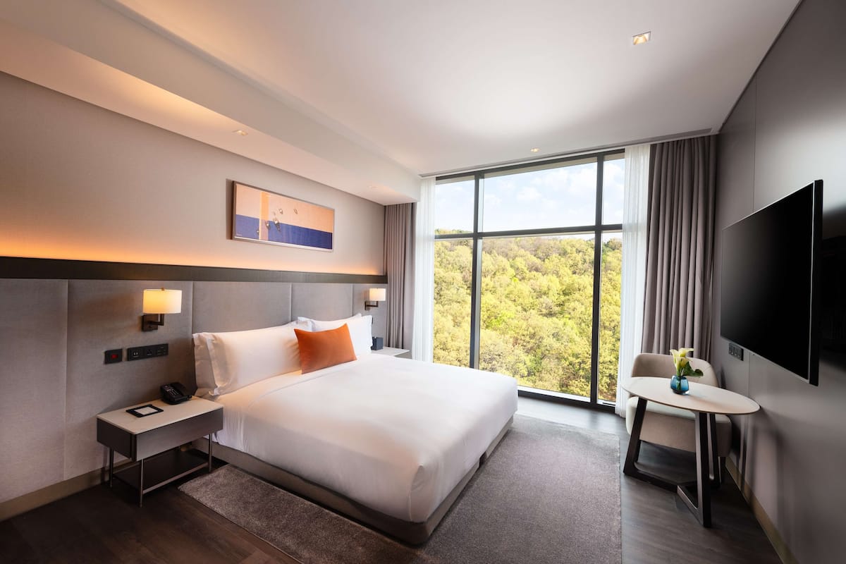 Room, 1 King Bed, Accessible | Minibar, caja fuerte, decoración individual y mobiliario individual