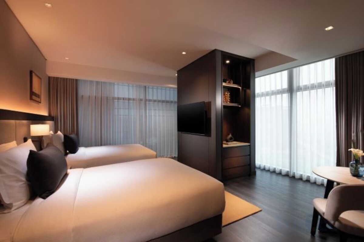 Minibar, in-room safe, laptop workspace, iron/ironing board