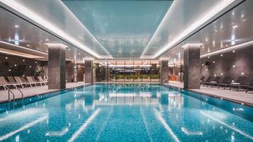 Una piscina cubierta