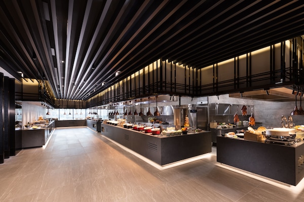 Daily buffet breakfast (KRW 65000 per person)