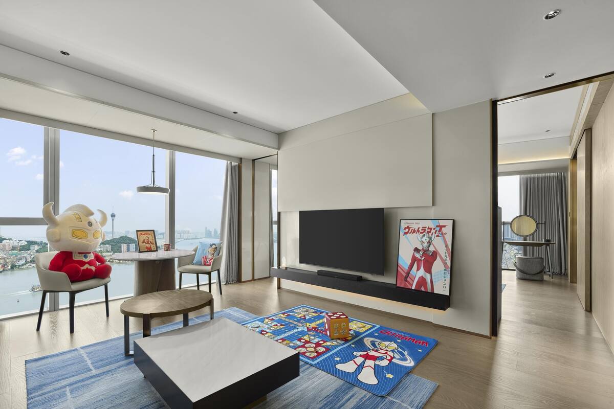 Suite – president, 1 kingsize-seng | Oppholdsområde | En 55-tommers smart-TV med digitale kanaler samt leker og bøker