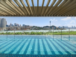 A rooftop pool with a city view. - Hilton Zhuhai (Zhuhai)