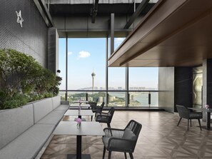 4 restaurants, breakfast, lunch, dinner served; Chinese cuisine 