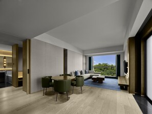 Premium suite, 1 kingsize bed | Woonruimte | Een 55-inch smart-tv met digitale zenders, speelgoed en boeken