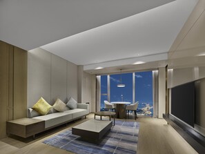 Suite Deluxe, 1 cama King size | Área de sala de estar | Smart TV de 55 pulgadas con canales digitales, juguetes y libros