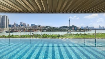 Innenpool, geöffnet von 08:00 Uhr bis 22:00 Uhr, Liegestühle