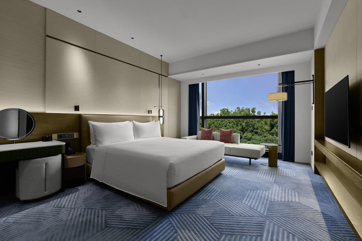 Suite Premium, 1 très grand lit | Coin séjour | TV connectée de 55 pouces avec chaînes numériques, jouets, livres