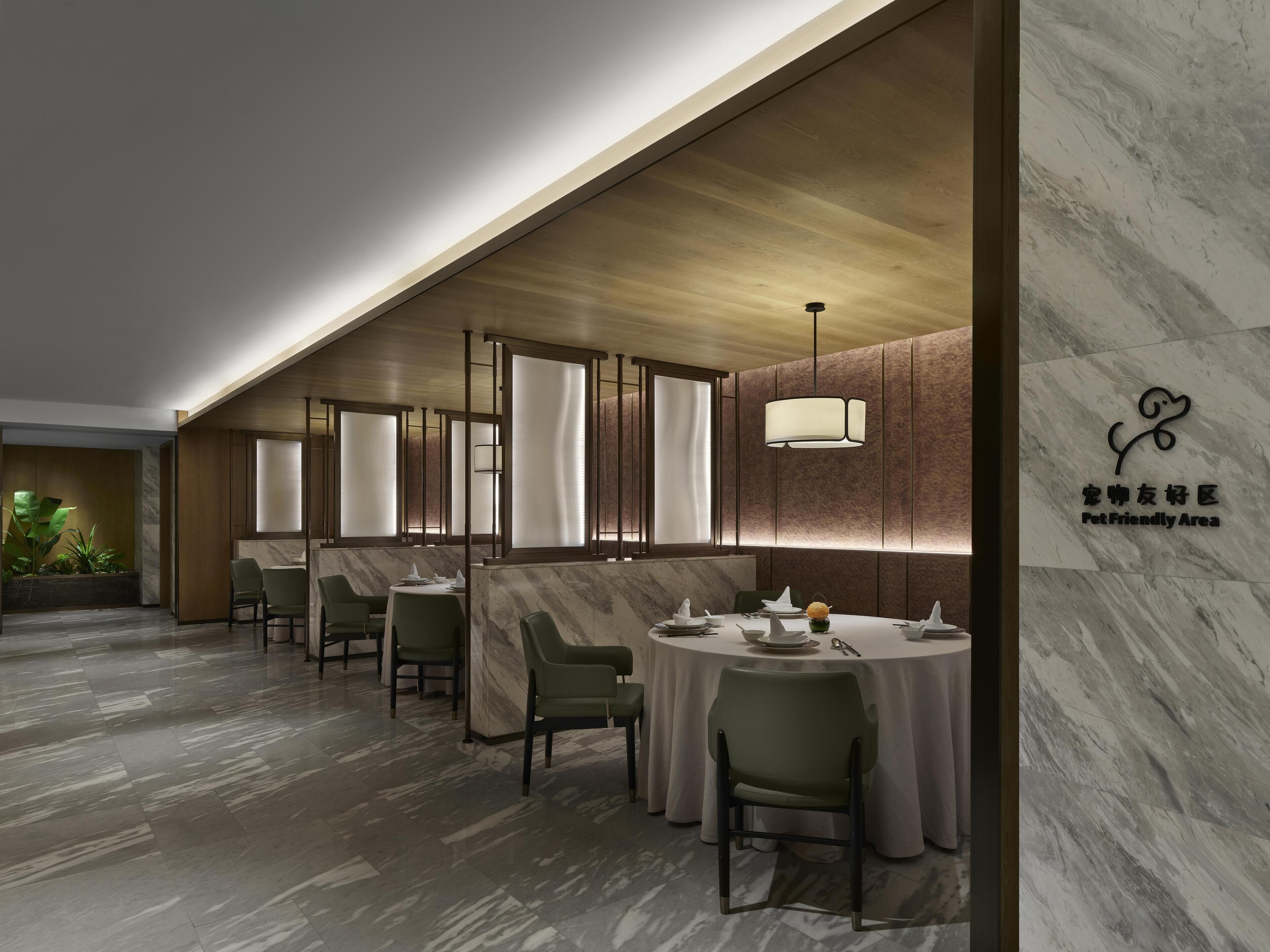 4 間餐廳，供應早餐、午餐和晚餐，中式料理