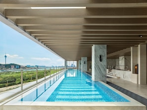 Indoor pool, open 8:00 AM to 10:00 PM, pool loungers, lifeguards on site - Hilton Zhuhai (Zhuhai)