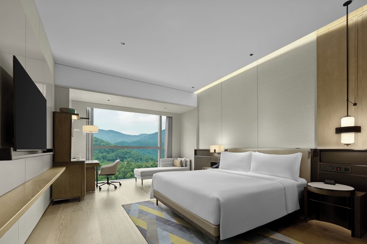 King Accessible Room | Premium bedding, down duvets, in-room safe, desk