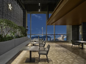 4 restaurants; breakfast, lunch and dinner served  - Hilton Zhuhai (Zhuhai)