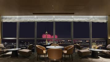 Bar en la azotea, con vista a la playa, abre todos los días