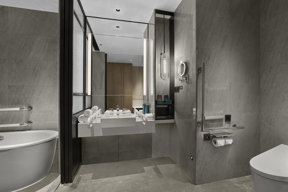 Bañera y ducha independientes, cabezal de ducha con hidromasaje