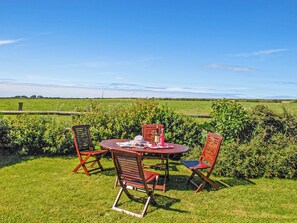 Outdoor dining - 3 bedroom accommodation in Croesgoch (Croesgoch)